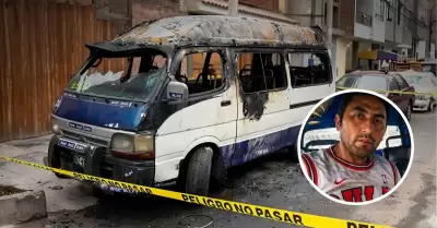 Extorsionadores quemaron combi con el conductor al interior.
