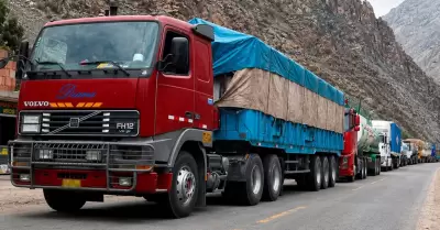 Sector de transporte advierte paralizaci�n por alza de combustible