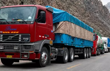 Sector de transporte advierte paralizaci�n por alza de combustible