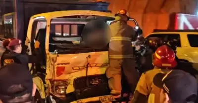 Sujetos quedaron atrapados en furgoneta tras chocar contra un tr�iler.