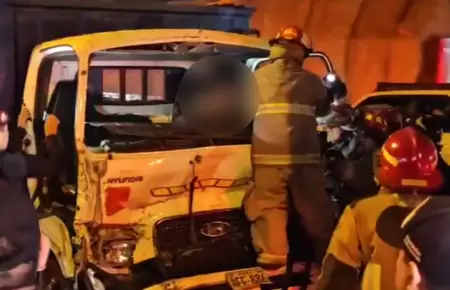 Sujetos quedaron atrapados en furgoneta tras chocar contra un tr�iler.