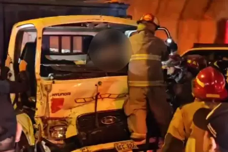 Sujetos quedaron atrapados en furgoneta tras chocar contra un tr�iler.
