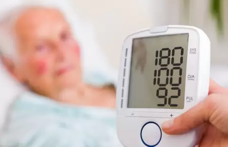 Minsa alerta fallas comunes al tomar la presi�n a adultos mayores