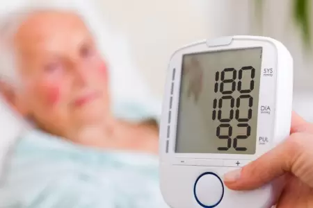 Minsa alerta fallas comunes al tomar la presi�n a adultos mayores