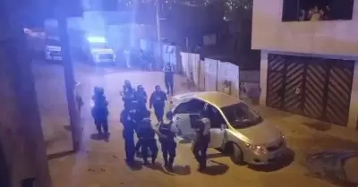 Hombre es asesinado a balazos dentro de su auto en Ate