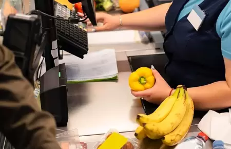 Despiden a empleada por por pagar compras de hermana con su descuento.