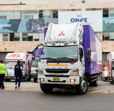 ONPE inicia traslado del material electoral para las elecciones primarias.