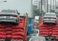 Panamericana Norte: Cami�n es captado trasladando un auto sobre costales de cebolla