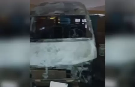 Banda criminal quema combi en asentamiento humano de Ventanilla.