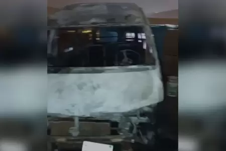 Banda criminal quema combi en asentamiento humano de Ventanilla.