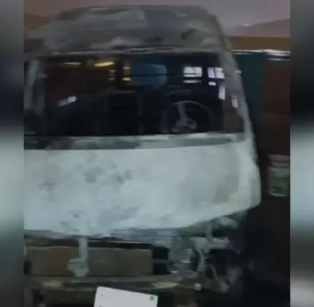 Banda criminal quema combi en asentamiento humano de Ventanilla.