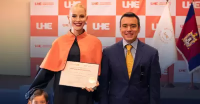 Presidente de Ecuador asegura que t�tulo de su esposa es "leg�timo".
