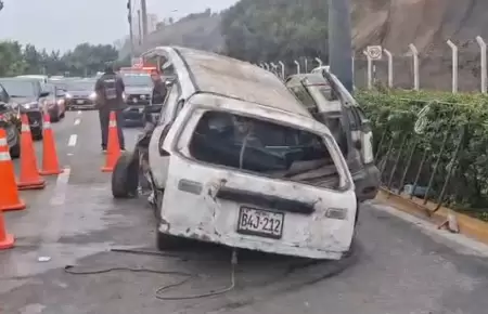 Auto choc� contra un poste en la Costa Verde dejando dos heridos.