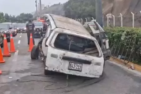Auto choc� contra un poste en la Costa Verde dejando dos heridos.