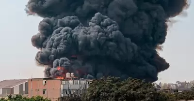 Incendio de grandes proporciones en Ate.