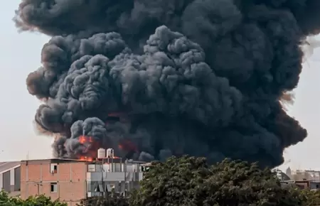Incendio de grandes proporciones en Ate.