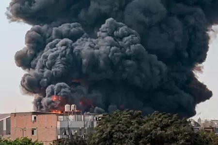 Incendio de grandes proporciones en Ate.