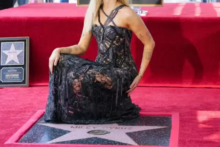 Artista de Disney recibe estrella en paseo de la fama