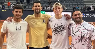 Novak Djokovic felicit� a Ignacio Buse tras coronarse en el ATP 500 de Hamburgo.