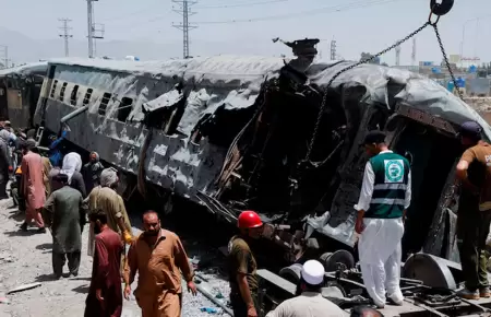 Explosi�n contra un tren en Pakist�n deja varias v�ctimas.