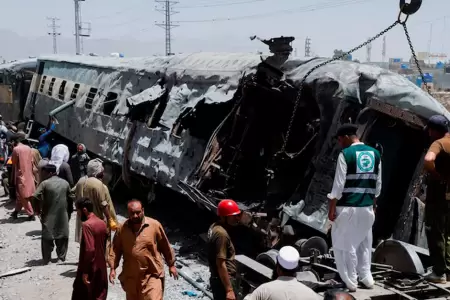 Explosi�n contra un tren en Pakist�n deja varias v�ctimas.
