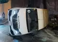 Cercado de Lima: miniv�n con pilotos volc� tras ser impactada por otro auto cuando iba al aeropuerto