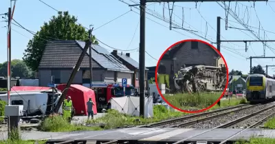 Tren de pasajeros embiste bus escolar dejando al menos cuatro fallecidos