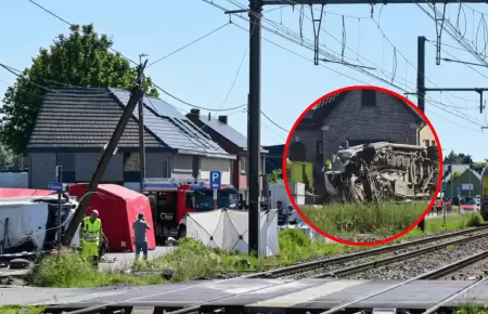 Tren de pasajeros embiste bus escolar dejando al menos cuatro fallecidos