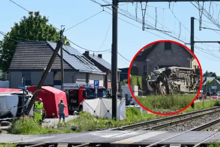 Tren de pasajeros embiste bus escolar dejando al menos cuatro fallecidos