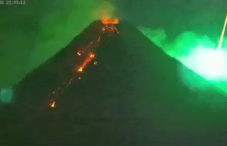 Meteoro sobrevol� un volc�n en erupci�n en Filipinas