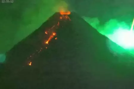 Meteoro sobrevol� un volc�n en erupci�n en Filipinas
