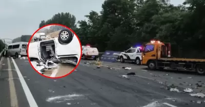 Bus con pasajeros choca con cami�n y deja 13 personas fallecidas