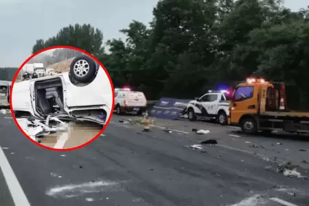 Bus con pasajeros choca con cami�n y deja 13 personas fallecidas