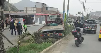 Tr�iler se despist� en Pasamayito dejando dos heridos en Comas.