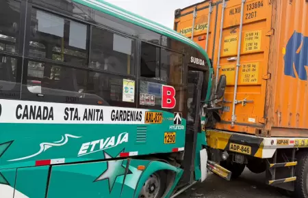 Violento choque entre bus y cami�n en La Victoria dej� 13 heridos.
