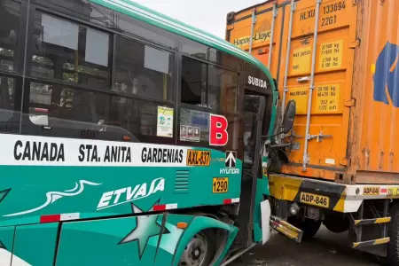 Violento choque entre bus y cami�n en La Victoria dej� 13 heridos.