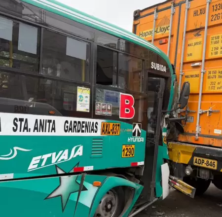 Violento choque entre bus y cami�n en La Victoria dej� 13 heridos.
