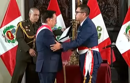 El mandatario realiz� ceremonia sorpresiva en Palacio.