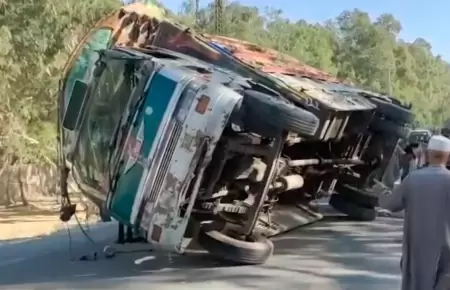 Accidente en Afganist�n: Volcadura de cami�n.