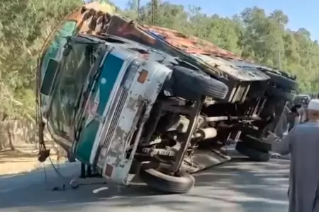 Accidente en Afganist�n: Volcadura de cami�n.