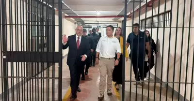 Ministro de Justicia de Per� visita c�rceles en Paraguay.