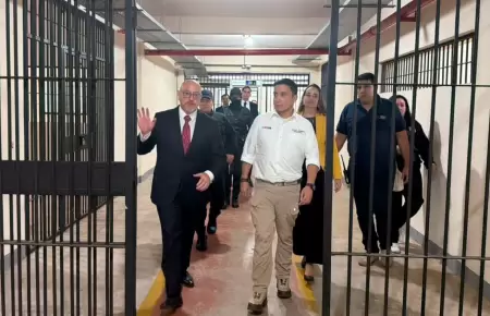 Ministro de Justicia de Per� visita c�rceles en Paraguay.