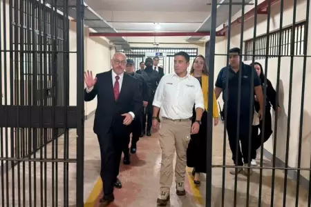 Ministro de Justicia de Per� visita c�rceles en Paraguay.