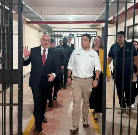 Ministro de Justicia de Per� visita c�rceles en Paraguay.