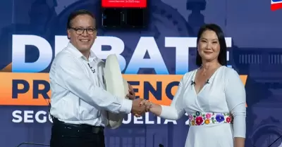 Candidatos presidenciales se saludan antes del debate