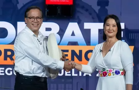 Candidatos presidenciales se saludan antes del debate
