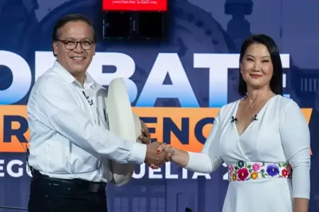 Candidatos presidenciales se saludan antes del debate