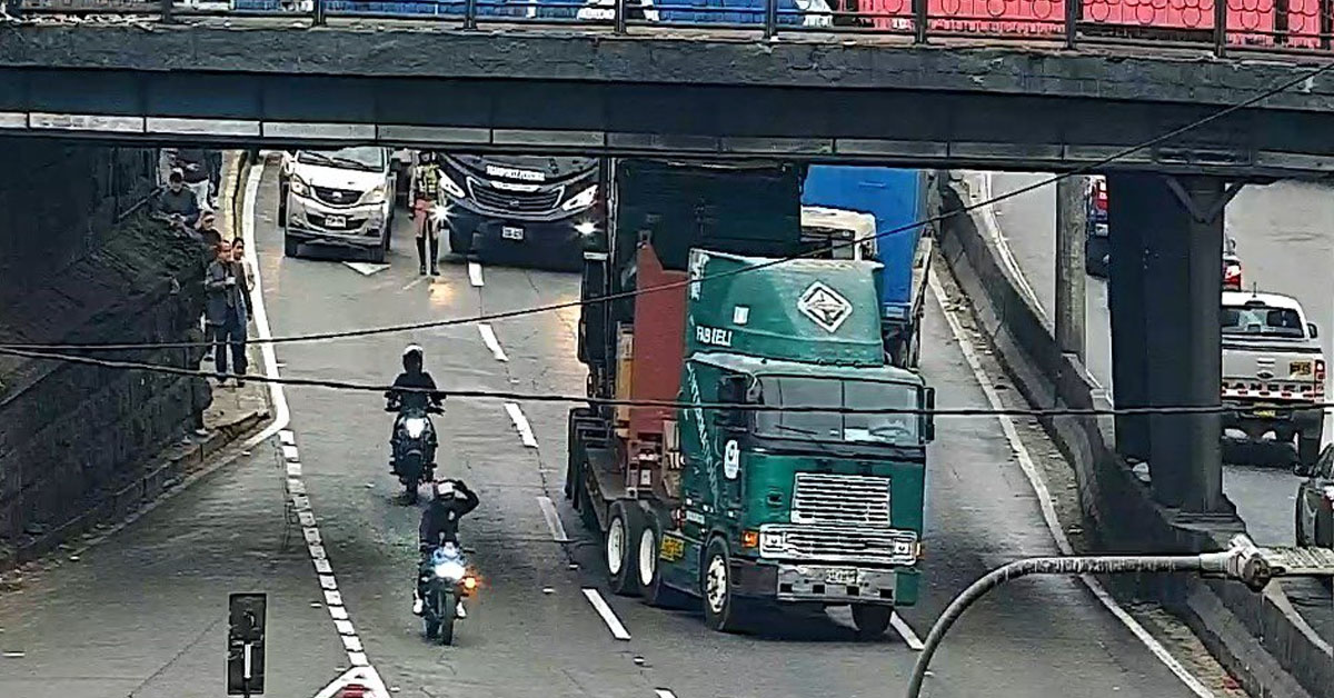 Caos en la Vía de Evitamiento: Tráiler queda atascado bajo el Puente Acho y genera tráfico con sentido al sur
