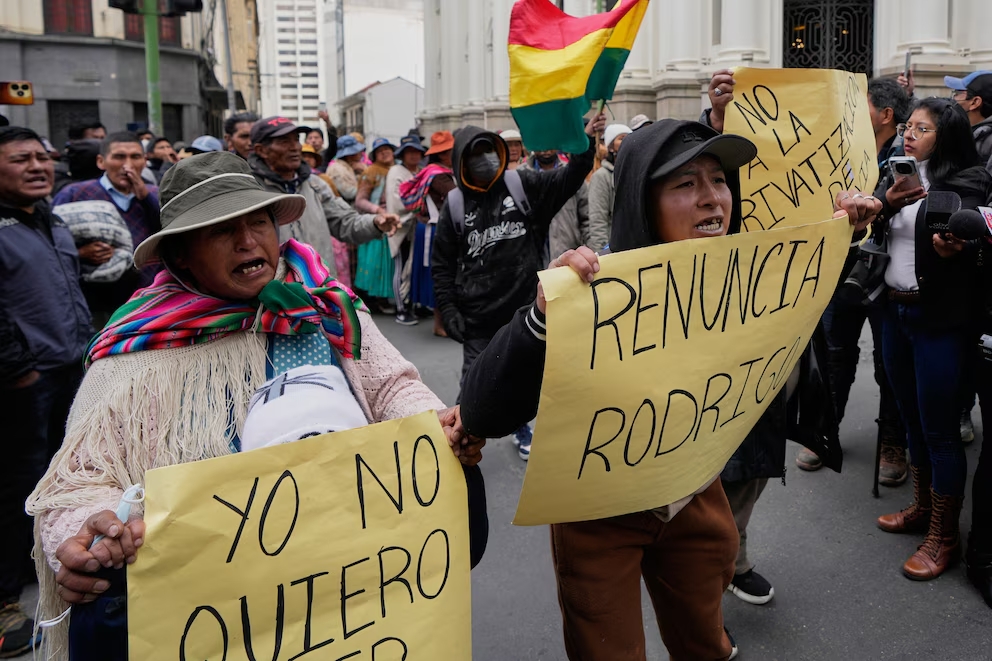 Se han registrado al menos cinco muertos y el aislamiento de departamentos como La Paz y El Alto debido a las protestas por la crisis.