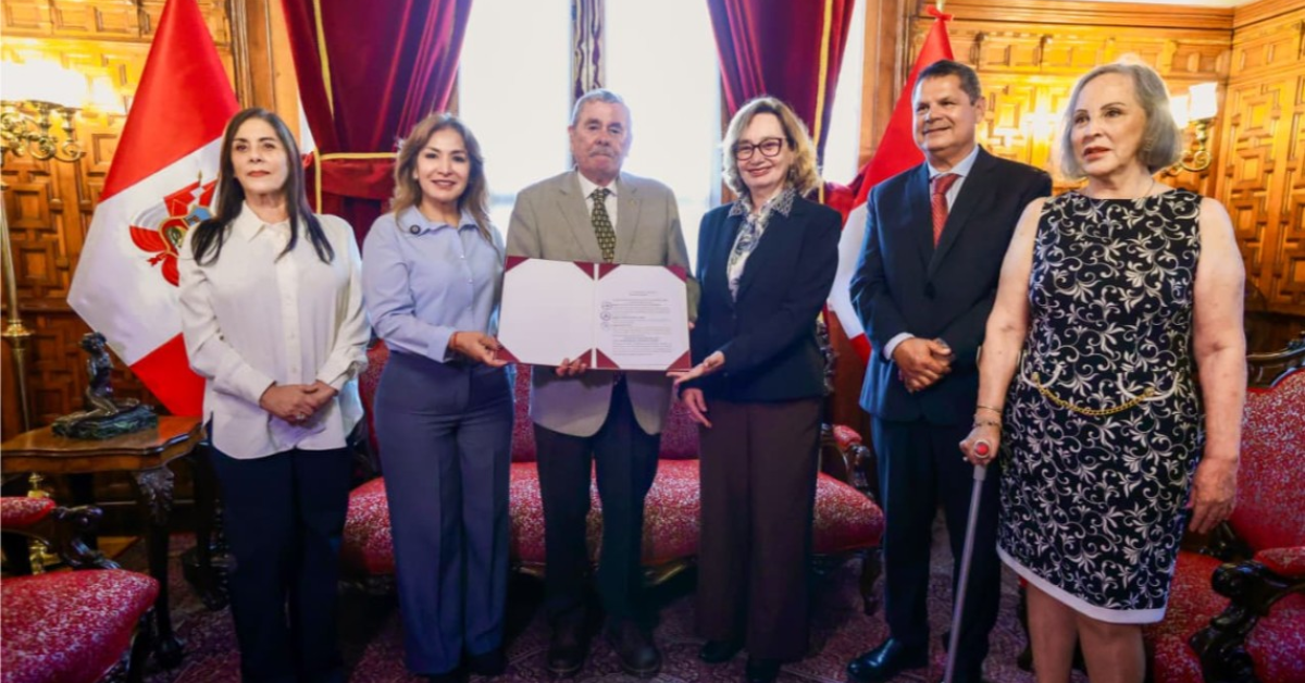 Firmado de la aut�grafa que declara todos los 30 de mayo como el D�a Nacional de la Esclerosis M�ltiple